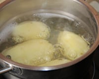 Se você cozinhar batatas neste líquido em vez de água, o sabor será incomparável