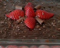 Bombom de morango na travessa