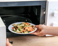 Os perigos ocultos de esquentar comida no micro-ondas que podem estragar o aparelho e até causar acidentes