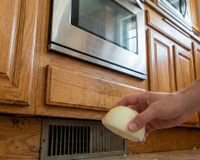 Esfregar cebola nas grades da casa: para que serve e por que recomendam