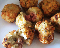 Bolinho de arroz recheado com queijo