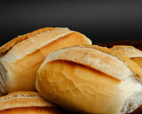 Como fazer pão francês em casa? Siga o passo a passo e eles ficarão crocantes por fora e tão bons quanto os de padaria