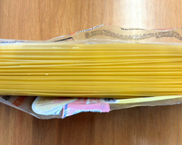 É um gesto quase absurdo, mas é a melhor maneira de abrir e guardar pacotes de espaguete na despensa