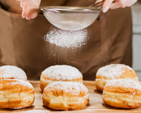 Com quantos anos vocês aprendeu que é possível fazer açúcar de confeiteiro em casa usando esses 2 ingredientes?