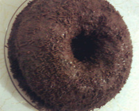 Bolo crocante de ovomaltine e recheio de beijinho