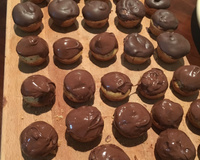 Carolina ou bomba de doce de leite com chocolate