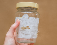 5 truques caseiros para tirar a cola adesiva dos potes de vidro