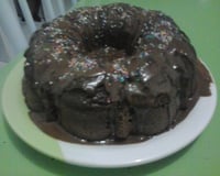 Bolo de chocolate de microondas com calda de falso brigadeiro