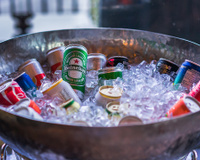 O truque de mestre para gelar a cerveja e o espumante em apenas 15 minutos