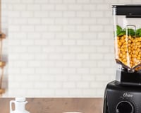 Liquidificador Oster de 1400 W e 3,2 litros está com 49% de desconto no 10.10 Mercado Livre