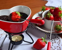 Fondue de chocolate de Dia dos Namorados com 5 sugestões de acompanhamentos