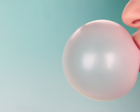 Do que o chiclete é feito?