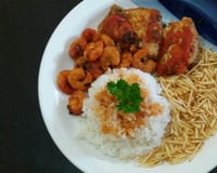 Peixe ao molho de tomate e camarão