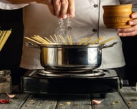 Chef italiano revela: o segredo para o macarrão não grudar nunca mais é adicionar esse ingrediente na água fervente