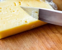 Queijo mofado: podemos apenas cortar a parte afetada ou devemos jogar tudo fora?