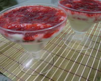 Creme de iogurte com calda de morango