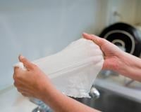 Quando saio de casa, sempre deixo um copo e um pedaço de papel na pia: me sinto mais segura e vou explicar o porquê