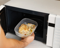 Nunca mais comi arroz ressecado no almoço do trabalho: truque simples deixa o alimento da marmita fresquinho