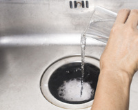 Para que serve colocar vinagre branco no ralo de casa? Depois que aprender esse truque sua faxina vai mudar