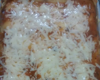 Escondidinho de pizza recheado com carne moída, presunto e queijo