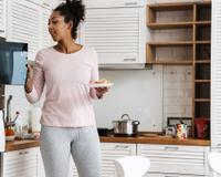 Por que o micro-ondas estala enquanto esquenta comida? Explicação é muito mais simples do que você imagina
