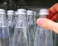 Se você bebe água com gás, fique atento! A marca mais famosa do mundo estava vendendo água contaminada com bactérias e excesso de germes