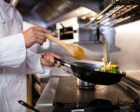 Guisar, saltear e marinar: o que são essas técnicas culinárias