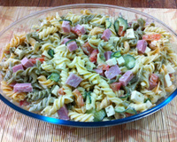 Salada de macarrão colorida