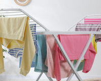 O truque para secar as roupas rapidamente dentro de casa sem secadora