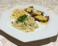 Filé mignon ao molho de mostarda com risoto de alho-poró