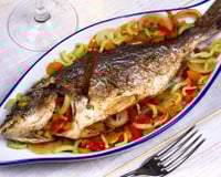 Tilápia assada com farofa de couve e ovo