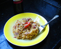 Espaguete com carne seca e tomate ao molho bechamel