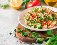 Salada marroquina simples e deliciosa com trigo para quibe