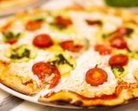 A pizza fit que salvou a minha dieta e virou minha receita fixa da semana: 18g de proteína e apenas 165 calorias por porção