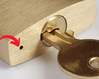 Pode até parecer inútil, mas esse pequeno orifício no cadeado tem uma função importante para garantir a durabilidade