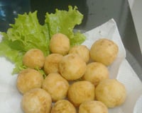 Bolinho de arroz com batata recheado de queijo