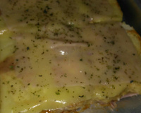 Torta de pão de forma com queijo e presunto