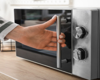 É melhor deixar a porta do micro-ondas aberta ou fechada depois de usar? Descubra se faz diferença