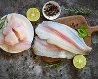 Parece inofensivo, mas esse costume na hora de temperar o frango ou o peixe pode acabar com sua receita