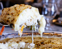 A melhor receita de bacalhau em lascas que eu já comi pode ser feita com antecedência: cremosa, fácil e perfeita para a Ceia