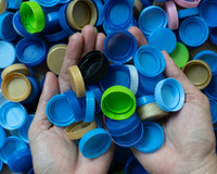 Protejo as tampas de garrafa de plástico como se fossem a menina dos meus olhos: uso-as na cozinha e em casa em 4 truques