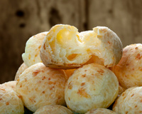 Pão de queijo bem fofinho e mais queijudo que o da padaria fácil de fazer em casa