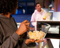 A pipoqueira perfeita para noites de filme está no esquenta Prime Day por menos de R$ 130