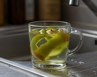 Coloque casca de kiwi em um copo de água: por que é recomendado e para que serve esse truque
