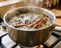 Ferver folhas de louro com paus de canela e cravos-da-índia: por que recomendam fazer isso em todas as casas e para que serve