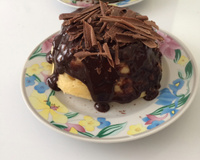 Bolo de caneca com cobertura de chocolate