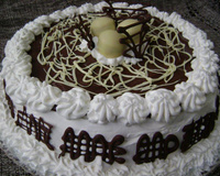 Bolo mousse de chocolate preto e branco com bombom