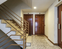 Eles queriam um elevador em um prédio antigo e não havia espaço: a solução do tribunal foi ocupar parte de uma residência