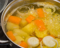 Nunca mais comprei no supermercado: aprendi como fazer o caldo de legumes caseiro perfeito em poucos minutos