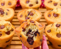 Fofinhos e chocolatudos: muffins de laranja com chocolate para fazer com as crianças no final de semana